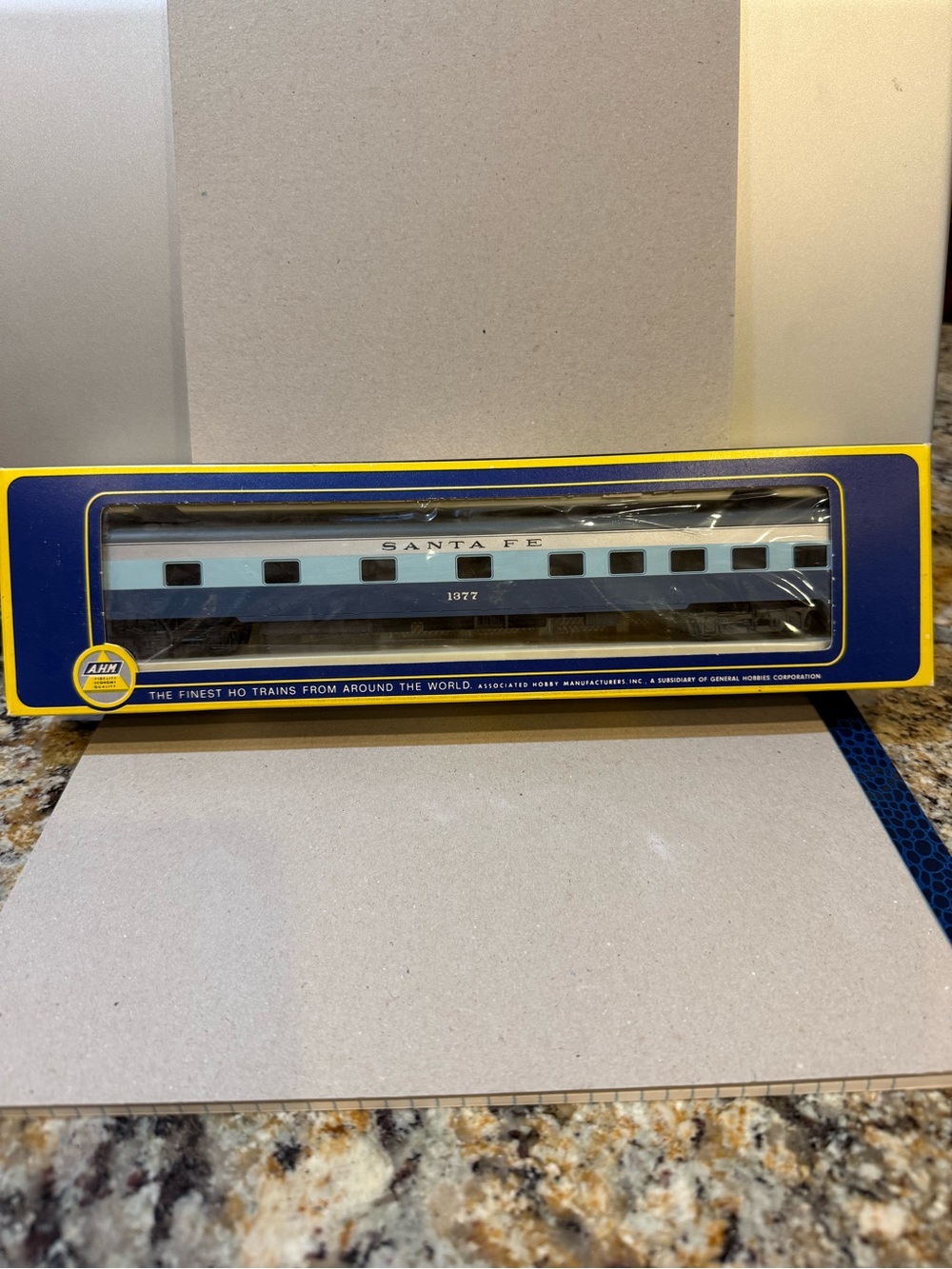 AHM 1930 Sleeper 85 Ft HO Scale #6401- BG Santa Fe #1377 New in Box